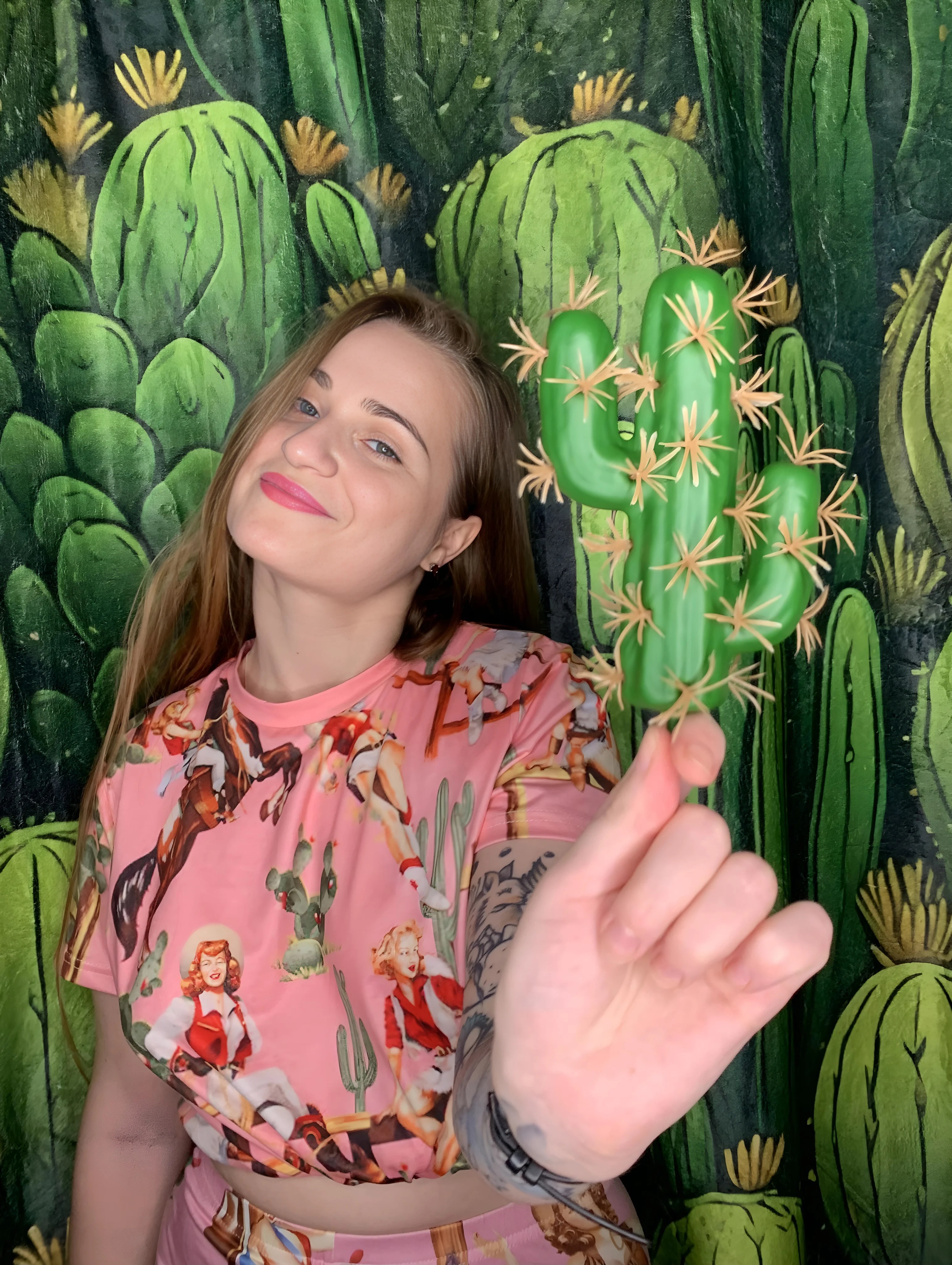 Autorka webu drží kaktus – další osobní fotografie