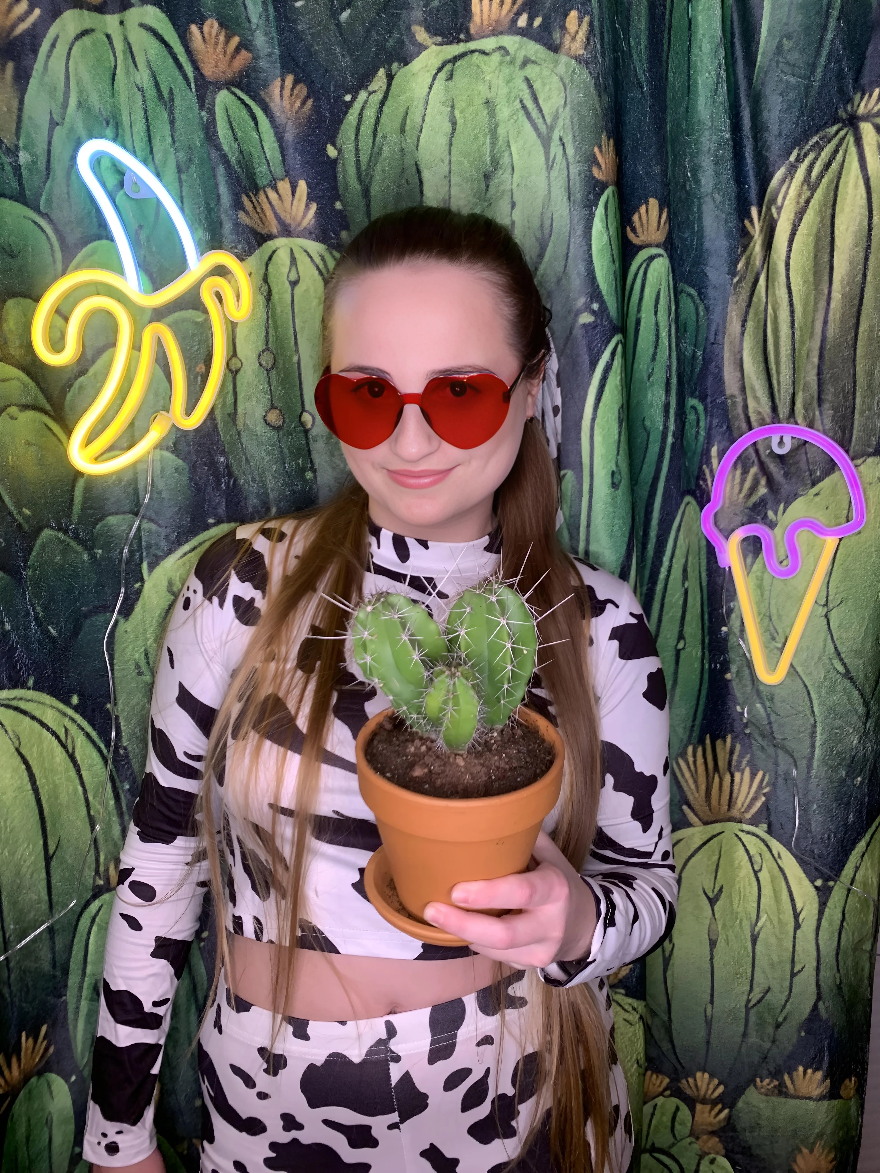 Fotografie autorky webu s kaktusem v ruce na stránce O mně